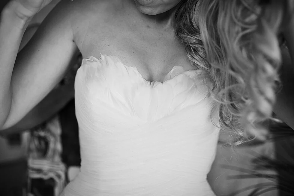 Detail des Brautkleids beim Getting Ready