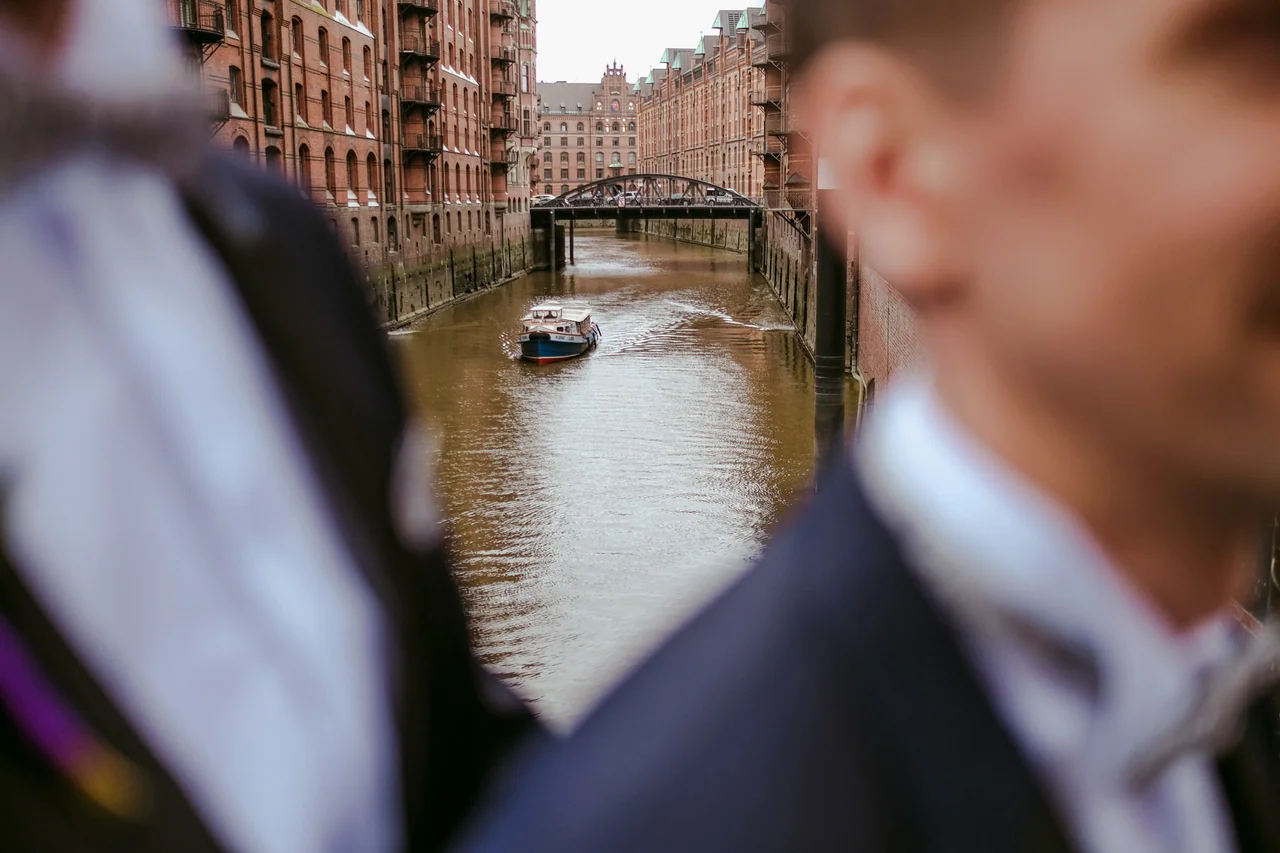 Intimes Paarfoto der Bräutigame an einem Fleet in Hamburg