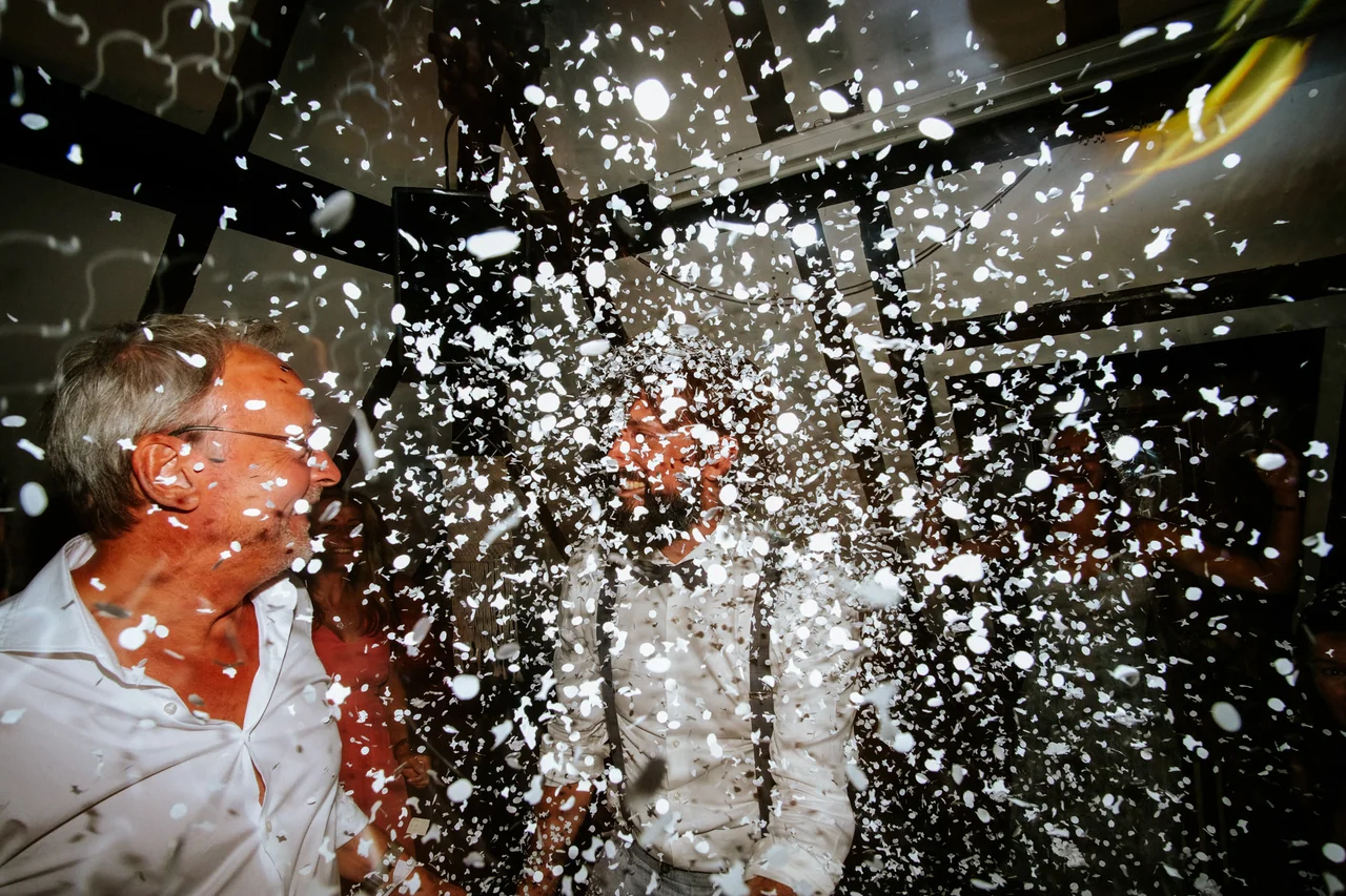 Schaumparty als Finale der Hochzeit im Grünen Jäger