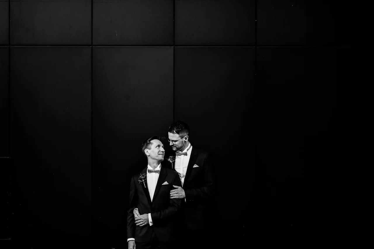 Schwarzweiß-Portrait des Hochzeitspaars in der HafenCity