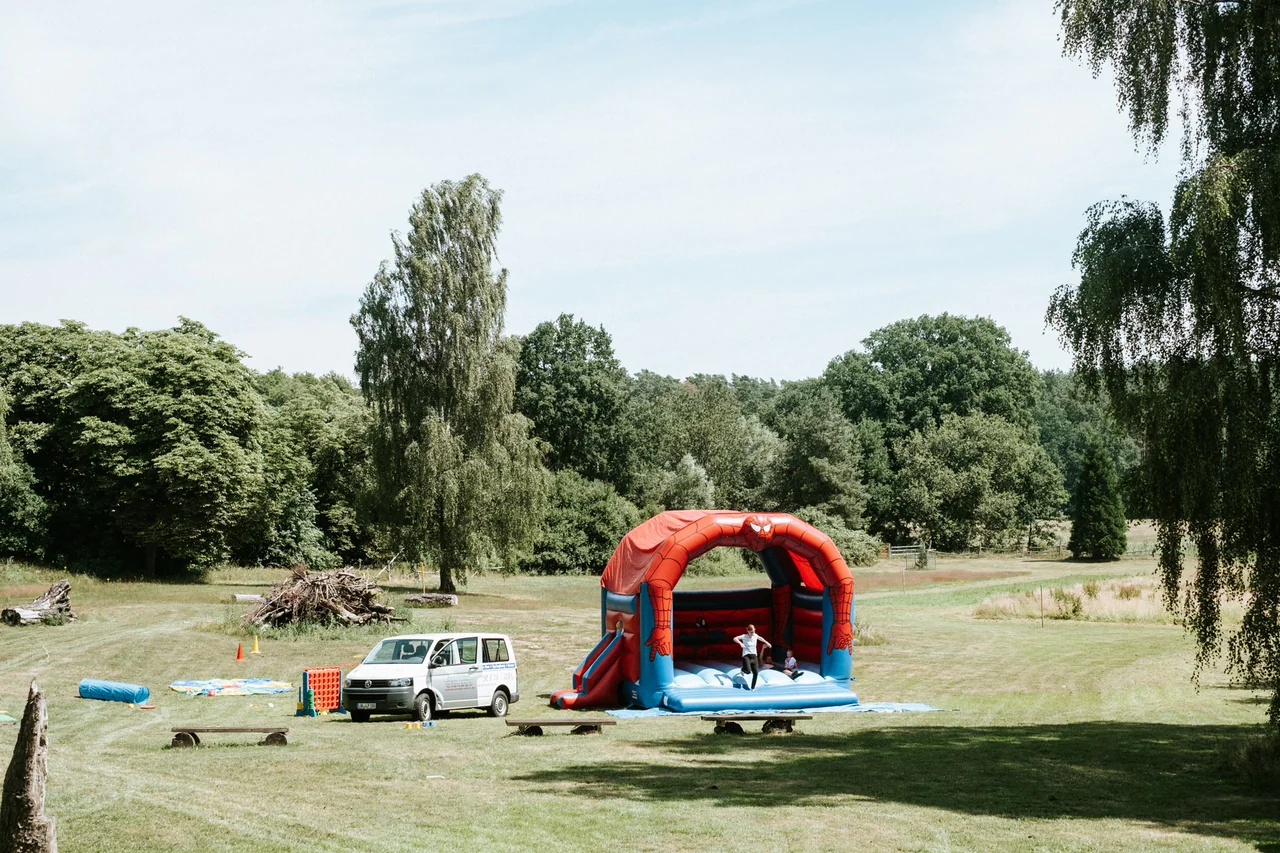 Sommerliche Hochzeitsfeier im Grünen bei Ludwigslust