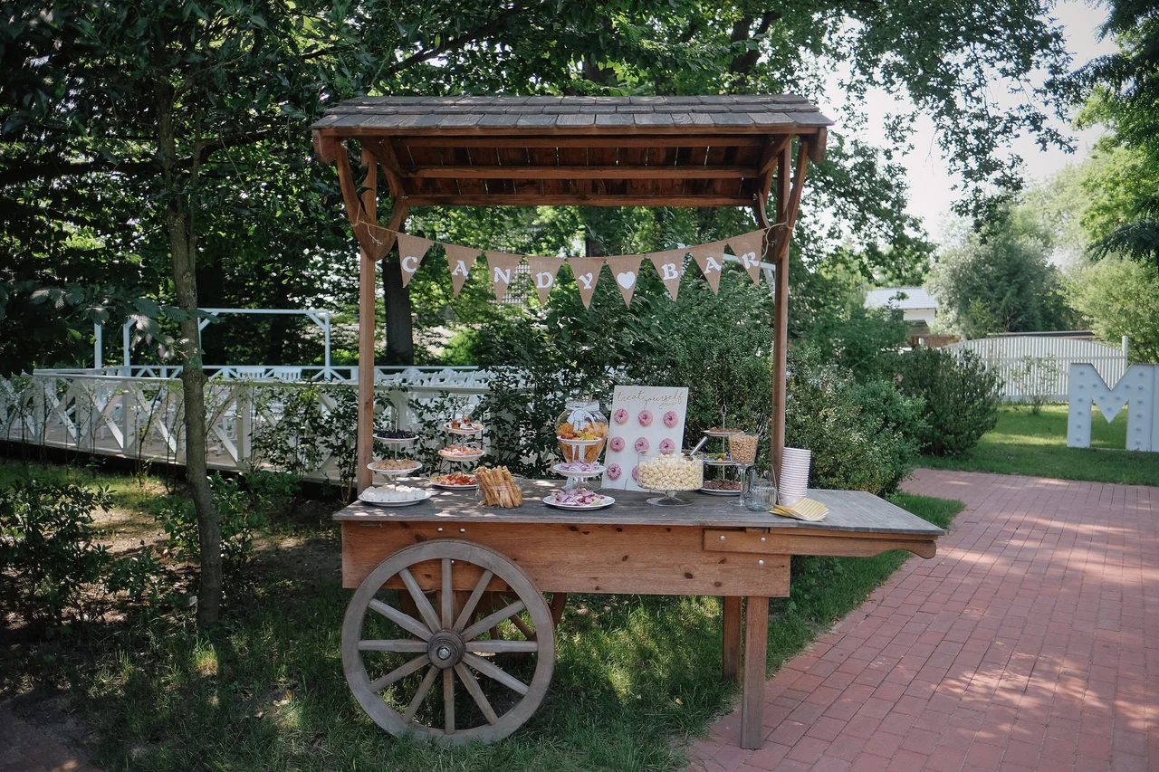 Liebevoll dekorierter Sweet Table im Garten des Westerhofs
