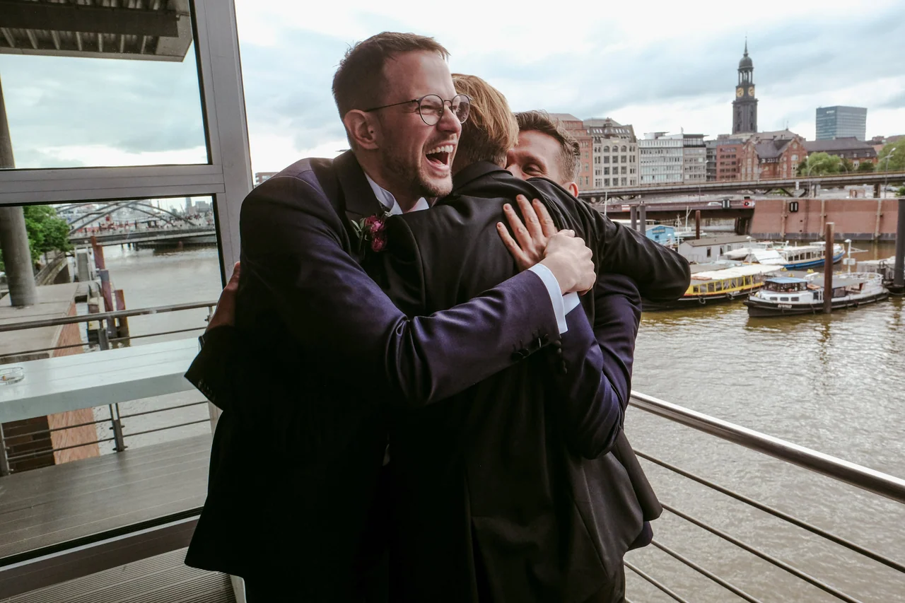 Herzliche Umarmung bei der Hochzeitsfeier mit Blick über den Hamburger Hafen