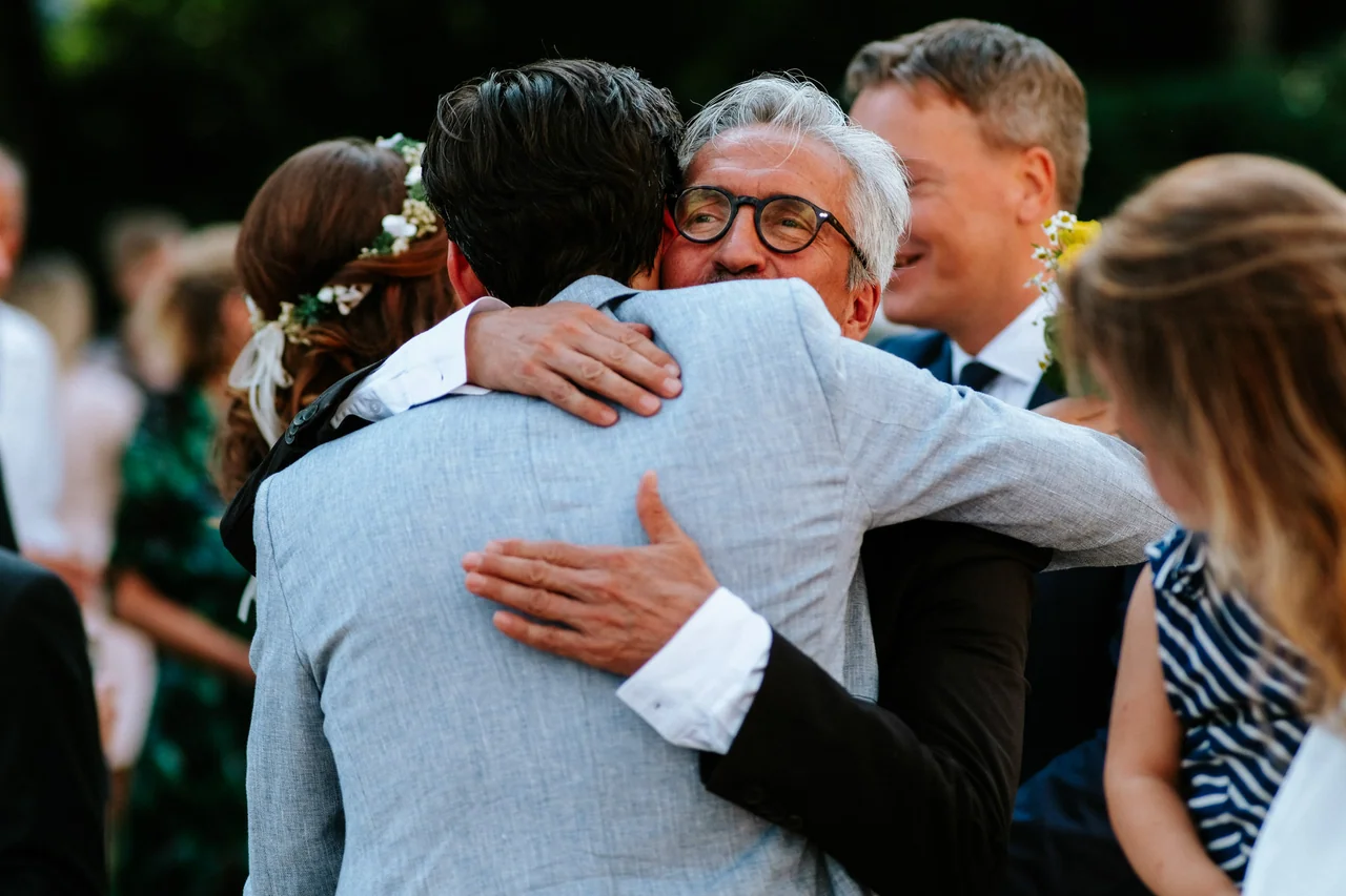 Umarmung beim Hochzeitsempfang im Jenischpark
