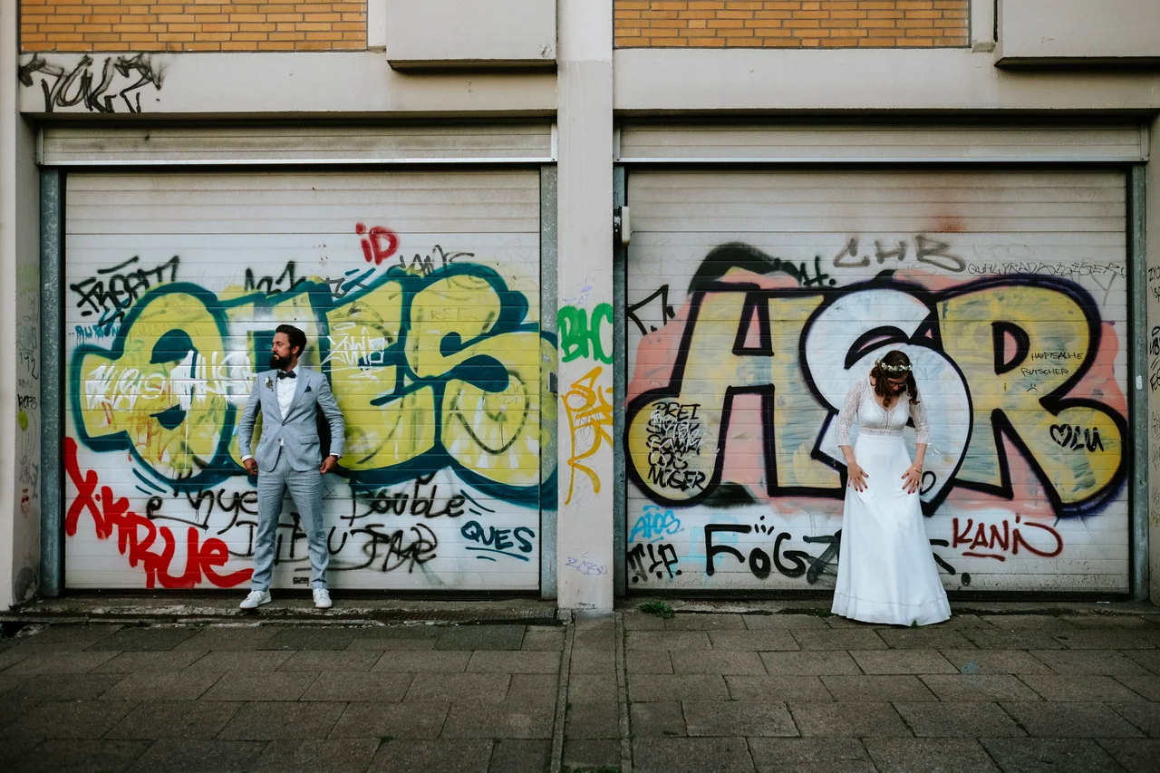 Urbanes Brautpaarfoto vor Graffiti in Hamburg