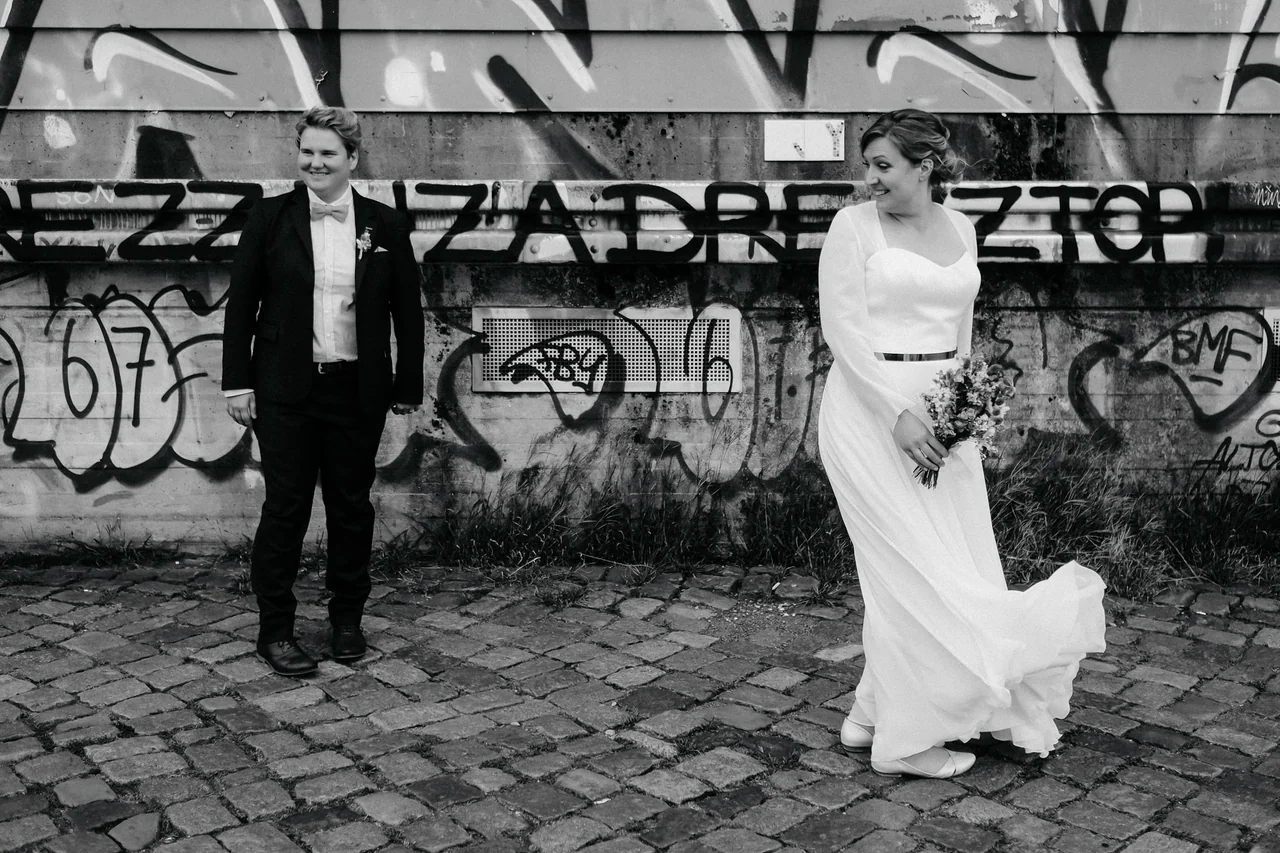 Urbanes Hochzeitsfoto der beiden Frauen im Hamburger Hafen
