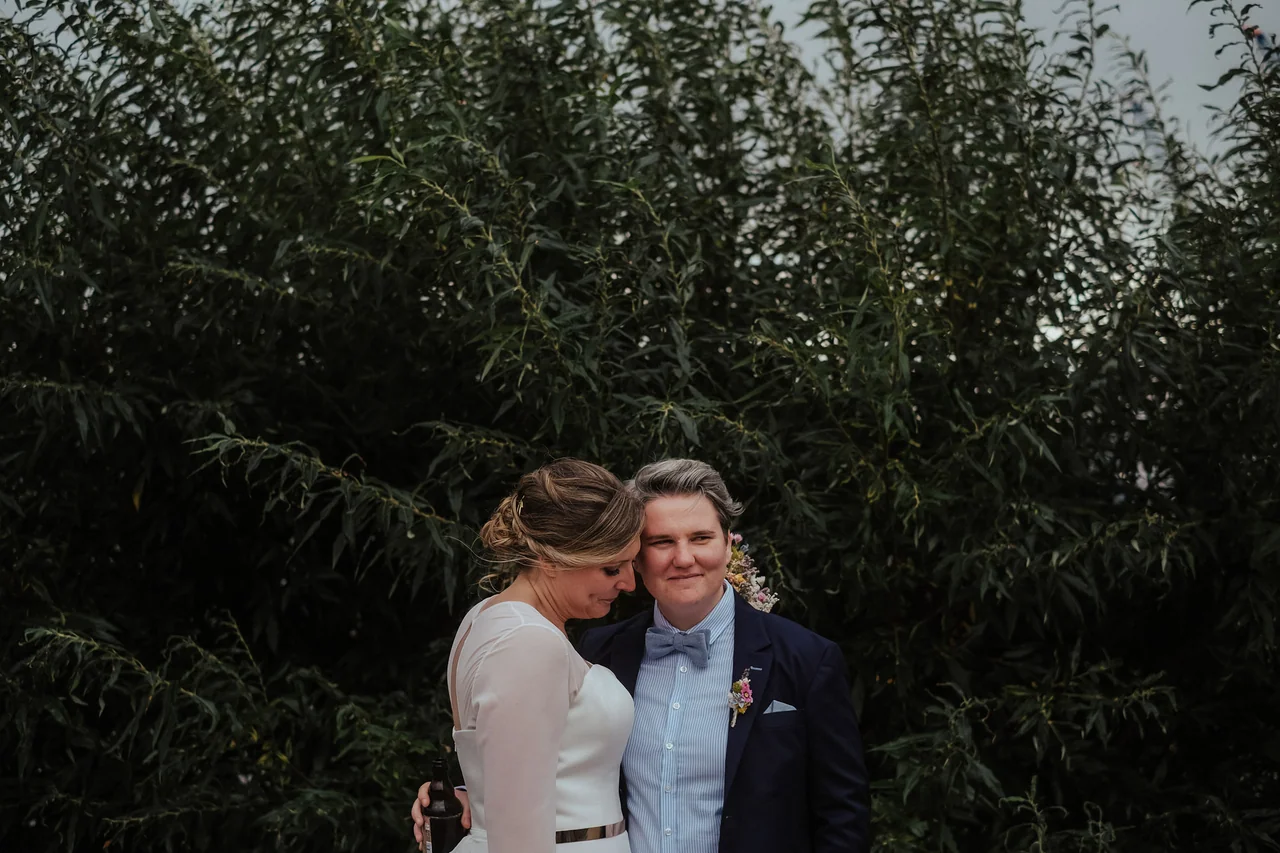 Zwei Bräute bei einem stillen Moment ihrer Hochzeit in Hamburg