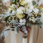 Eleganter Brautstrauß mit weißen Blumen und Eukalyptus